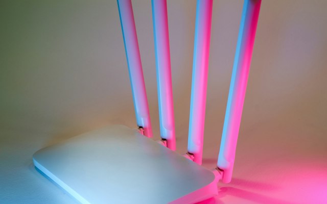 アンテナが4本ある白い Wi-Fi ルーター